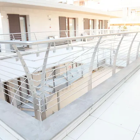 & Urban Padel Lägenhetshotell