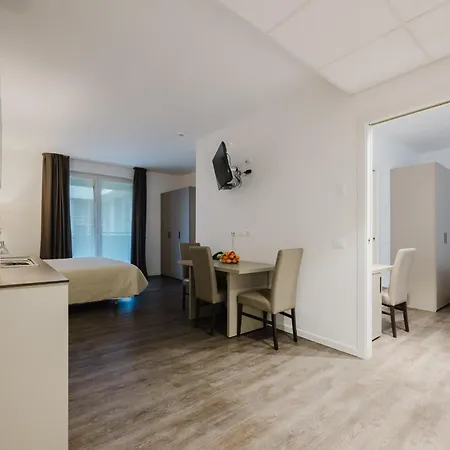 & Urban Padel Aparthotel